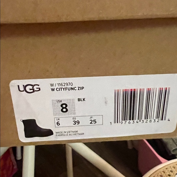 UGG Cityfunc Zip water-resistant platform booties in black leather. - Picture 2 of 12